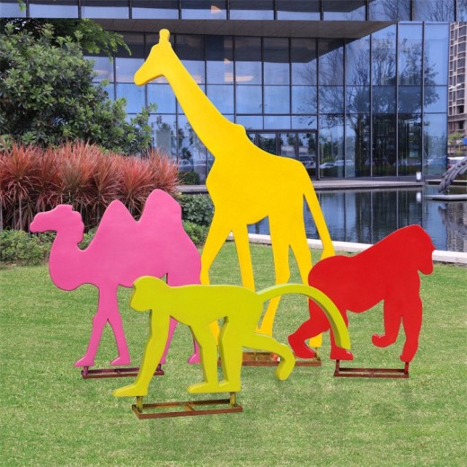 河北玻璃钢长颈鹿雕塑定制