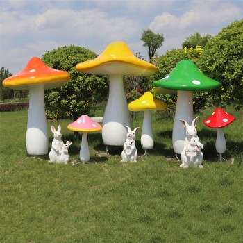 山西广场玻璃钢蘑菇雕塑批发，卡通蘑菇装饰摆件
