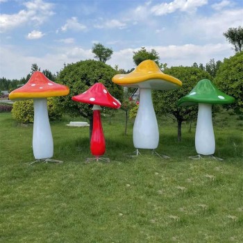 辽宁广场玻璃钢蘑菇雕塑定做，卡通蘑菇装饰摆件