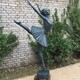 公園跳舞人物雕塑圖