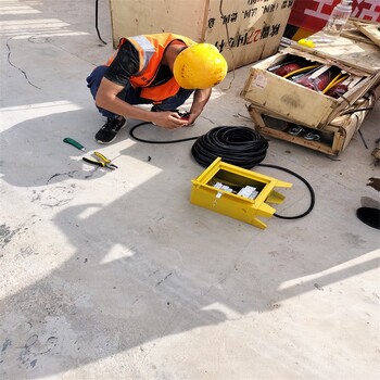 河北石家庄道路遇到非常硬石头用破石机