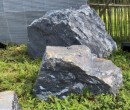 丽江黑山石厂家,造景黑山石-大块草坪点缀图片
