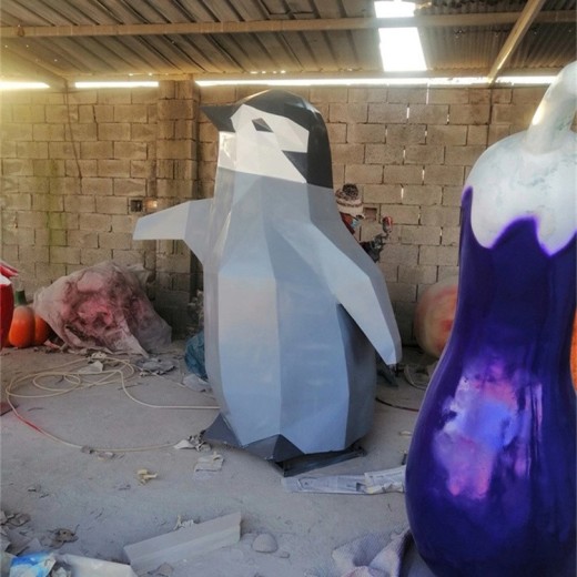 保定市玻璃钢企鹅雕塑定制