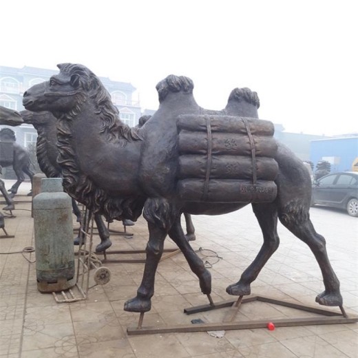 江苏新款玻璃钢骆驼雕塑厂家