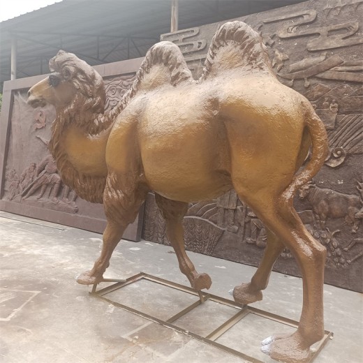 新疆热门玻璃钢骆驼雕塑定制