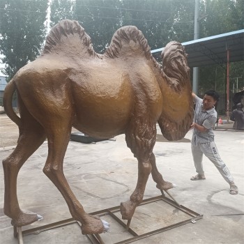 四川热门玻璃钢骆驼雕塑，仿真动物雕塑