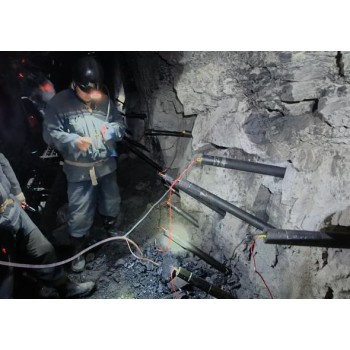 内蒙古乌海引水洞气体爆破施工队