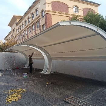 信宜市異形鋼加工膜結構停車棚工程加工制作及安裝服務