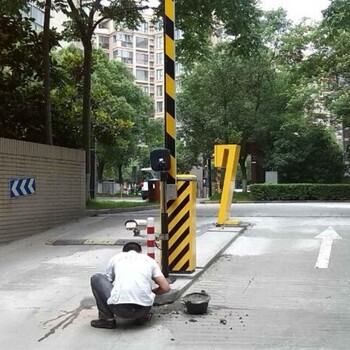 西安科创路附近平移门道闸车牌识别人行闸