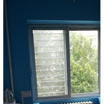 意美达牌卷帘护栏纱窗-防蚊防护通风-纱窗公司测量设计