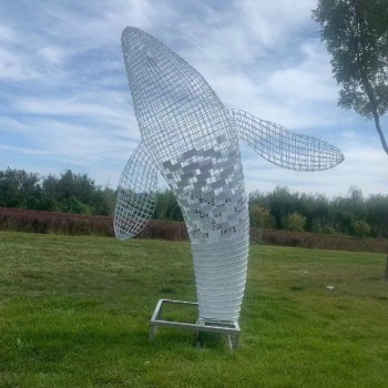 抽象不锈钢镂空鲸鱼雕塑型号