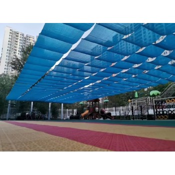 北京东城幼儿园彩色遮阳篷安装施工,操场安装遮阳篷可全国接单