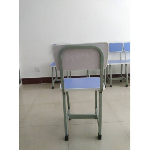 丽江升降学生课桌椅多种样式
