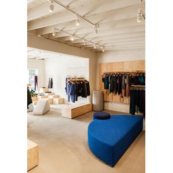 2024四川省宜賓市翠屏區20平米女裝小店面裝修