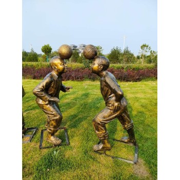 公园玻璃钢童趣雕塑踢足球雕塑云南玻璃钢童趣雕塑