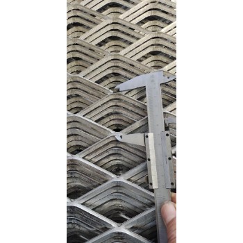 山东生产菱形钢板网实体工厂-菱形钢板网价格