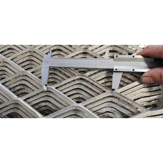 陕西生产菱形钢板网实体工厂-菱形防护钢板网