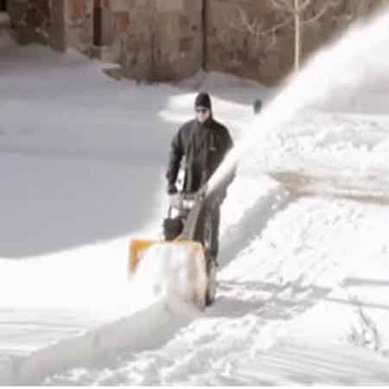 进口扬雪机,防滑设计不惧坡度