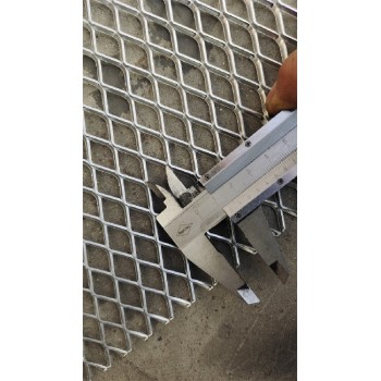 黑龙江生产菱形钢板网报价及图片-菱形孔钢板网厂