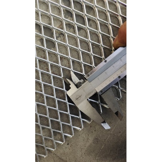 河北生产菱形钢板网报价及图片-拉伸菱形钢板网