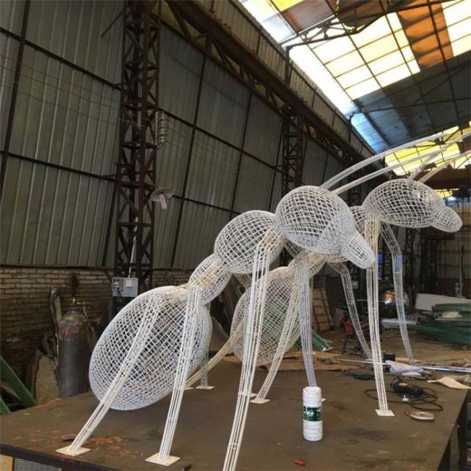抽象发光蚂蚁雕塑抽象金属镂空动物雕塑制作厂家