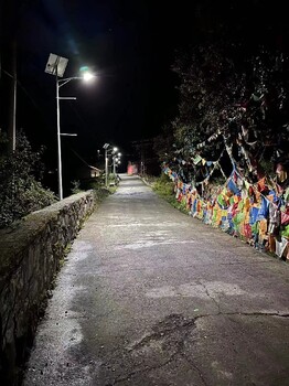 渝中戶外路燈,白天充電晚上自動亮燈