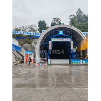 伊犁生產(chǎn)厚榮隧道噴淋養(yǎng)護臺車