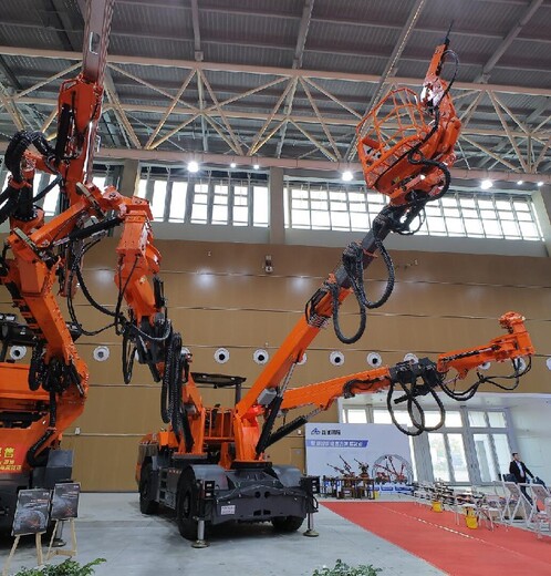 三臂拱架臺(tái)車工作原理