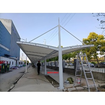 東莞大朗鎮(zhèn)白色拉膜電動(dòng)車棚安裝
