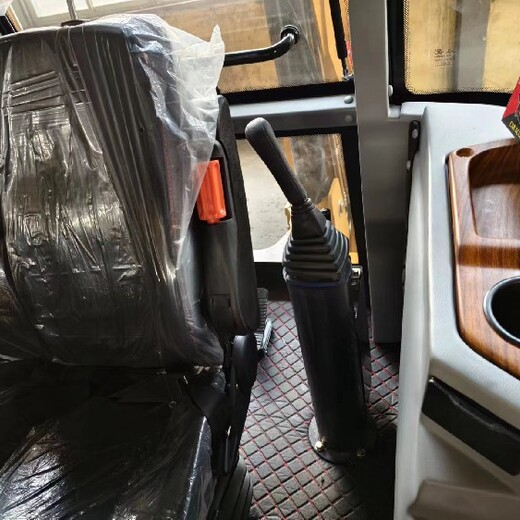 兩頭忙車挖機(jī)鏟挖