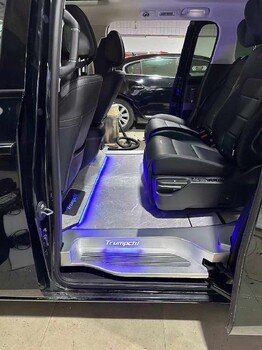 廣東始興縣奔馳MPV車型頂棚翻新改色升級
