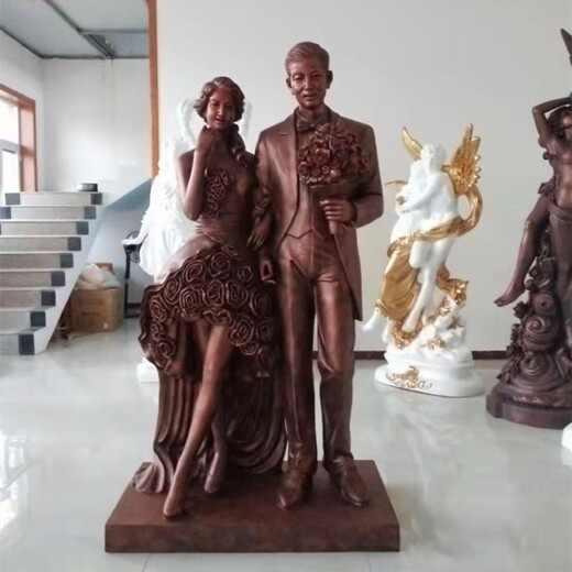 愛情主題雕塑，表現(xiàn)了情侶的幸福瞬間
