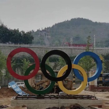 大型五環(huán)不銹鋼雕塑，展現(xiàn)了奧運精神