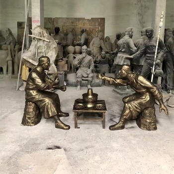 玻璃鋼仿銅喝酒人物雕塑，展現(xiàn)了喝酒時的情景