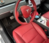 特斯拉Model3内饰翻新，全新波尔多红色点亮驾驶空间”