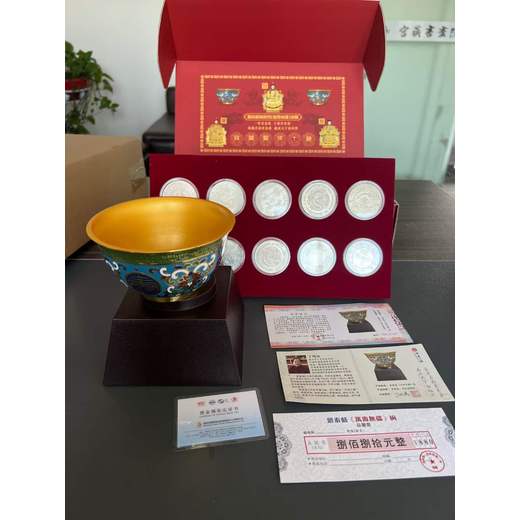 宮造八絕丁明鴻創(chuàng)作景泰藍(lán)《萬(wàn)壽無(wú)疆》碗