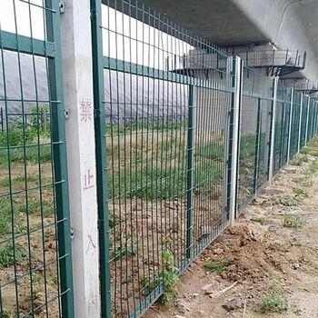 四川銷售鐵路護欄網(wǎng)廠家鐵路防護柵欄鐵路水泥柱隔離圍網(wǎng)