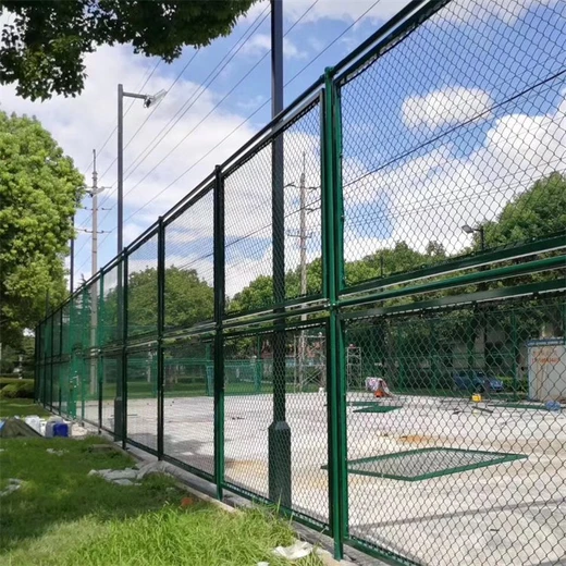 社區(qū)運動場勾花護欄網(wǎng)綜合體育場金屬圍欄網(wǎng)場地防護欄