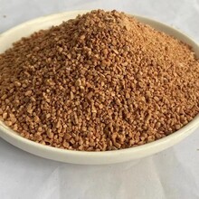 山東顆粒果殼濾料用于自來(lái)水油田污水吸附過(guò)濾圖片