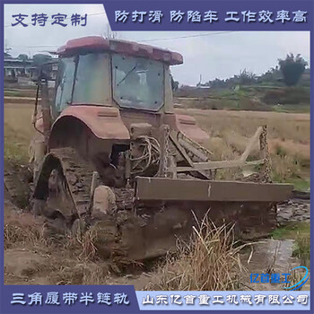 拖拉機(jī)改裝三角半履帶總成后水田下地干活了