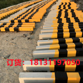 鐵路水泥標樁AB樁坡度標警沖標廠家供應尺寸長90高10寬45厘米