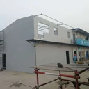 安裝移動(dòng)彩鋼圍擋板，搭建屋頂彩鋼板遮陽(yáng)棚