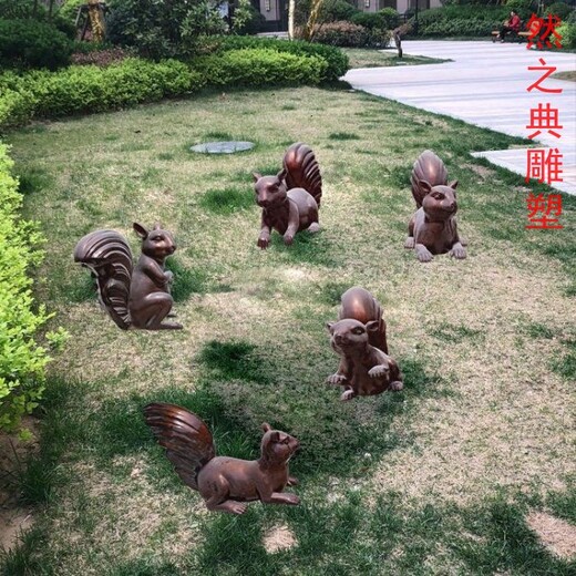 指用松鼠雕塑廠家森林動物小品意向松鼠雕塑實景圖