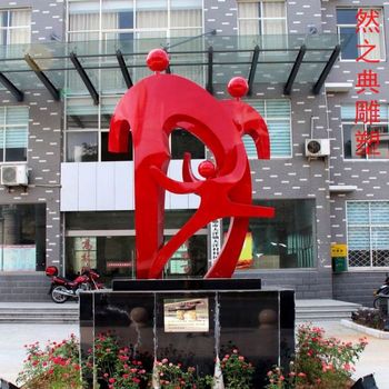 點(diǎn)擊體育一家人雕塑制造-街道標識-供給構件一家人雕塑