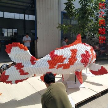 生产体育方块鱼雕塑生产商-园林装饰-制造切面方块鱼雕塑