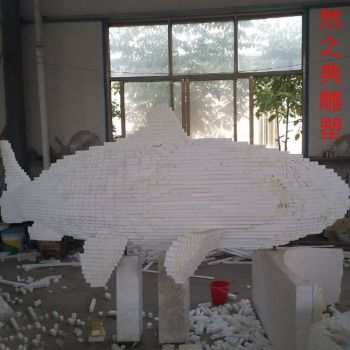 生产体育方块鱼雕塑生产商-园林装饰-制造切面方块鱼雕塑