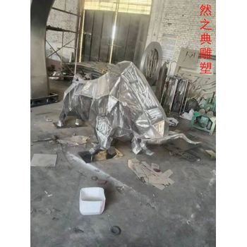 優(yōu)價(jià)景區(qū)幾何牛雕塑廠家-圓雕體系-生產(chǎn)商空間幾何牛雕塑