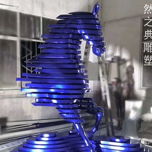 穿墻馬雕塑廠家鏤空螺紋設計螺紋穿墻馬雕塑制作