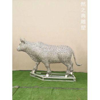 點擊金屬鏤空牛雕塑廠家-彩鋼制作-訂做鏤空牛雕塑主題