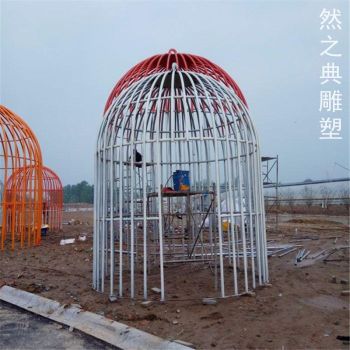 標準創(chuàng)意鳥籠雕塑制造廠家-彩鋼制作-校園主題鳥籠雕塑提供